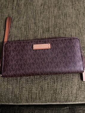 Michael Kors Jet Set Signature Brown Zip Around Wristlet Wallet